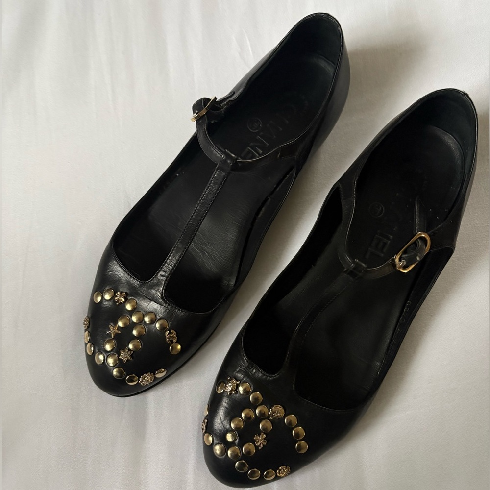 CHANEL Black and Gold Lucky Charm flats with Embellishments